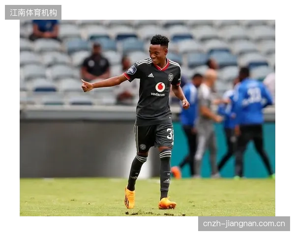 托马森强调极致阵型紧凑度，瑞典队将利用局部人数优势在中场绞杀对手进攻发起点。
